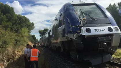 Coliziune între un tren şi un camion. Zece persoane au fost rănite