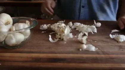 Cum să cureţi usturoiul în doar 20 de secunde VIDEO