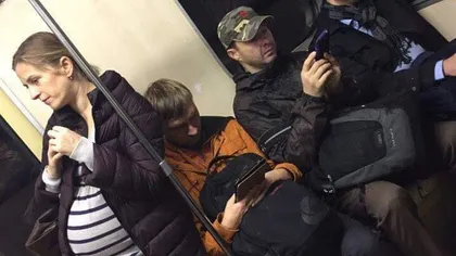 Imaginea zilei, surprinsă în metrou. O gravidă stă în picioare, pe scaune stau trei bărbaţi