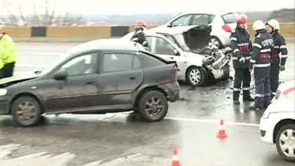 Un adolescent de 16 ani a murit după ce s-a urcat la volanul unei maşini şi a intrat într-un stâlp de beton
