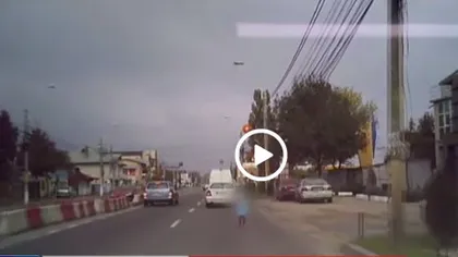 Imagini halucinante, surprinse de un şofer. Un copil de trei ani apare brusc în faţa maşinilor VIDEO