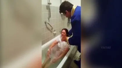 Imagini virale pe Internet, femeie botezată în cadă VIDEO