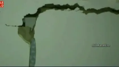 Clipe de groază pentru o femeie din Neamţ. Casa i s-a prăbuşit în timp ce dormea VIDEO