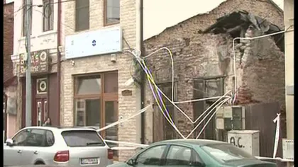 O clădire din centrul Craiovei, pericol pentru trecători