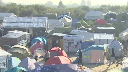 Francezii au început demolarea JUNGLEI din Calais: Migranţii au părăsit tabăra improvizată