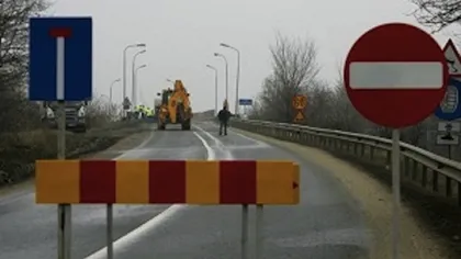 Atenţie, pe unde circulaţi! Mai multe porţiuni de drum din România sunt ÎNCHISE, sâmbătă, din cauza inundaţiilor şi a ninsorii