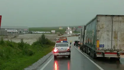 Drumul european E85, acoperit de ape, în judeţul Vrancea din cauza ploilor torenţiale. AVERTISMENTUL POLIŢIŞTILOR