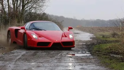 Cum se merge cu un Ferrari pe un drum de ţară. VIDEO VIRAL