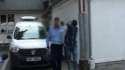 Trei tineri din Piteşti, reţinuţi după ce au furat mai multe maşini VIDEO