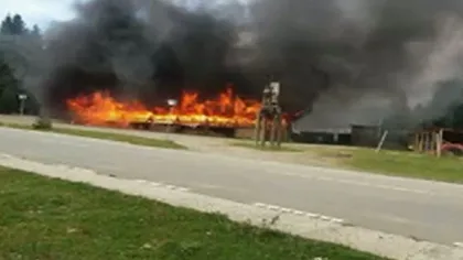 Incendiu devastator la un complex turistic din Caraş Severin. Pompierii au intervenit de urgenţă