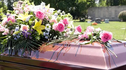 Noi reguli de înmormântare: Brăţară cu datele de identificare ale firmei de pompe funebre, aplicată obligatoriu decedatului