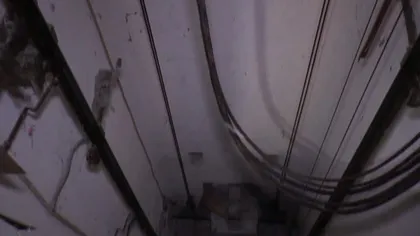 SCENE de GROAZĂ. O femeie a căzut în casa liftului VIDEO