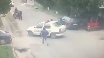 O maşină de poliţie, avariată după ce a ajuns în şanţ. Agentul a uitat să tragă frâna de mână VIDEO