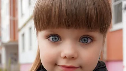 Fetiţa asta superbă cu ochi albaştri a cucerit pe toata lumea. Uite cu ce se ocupă, deşi are doar 5 anişori GALERIE FOTO