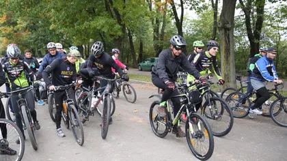 Ministrul Mihnea Motoc a pedalat 56 de kilometri pentru o campanie de strângere de fonduri FOTO