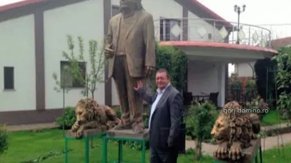 Un bărbat din Craiova şi-a făcut statuie în faţa casei şi şi-a cumpărat mausoleu la cimitir