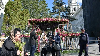 Prima zi de pelerinaj la Sfânta Parascheva din Iaşi. O femeie posedată a fost adusă la raclă. FOTO. VIDEO