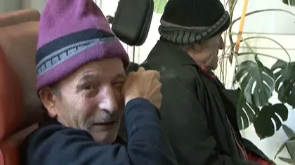 Bătrâni evacuaţi în lacrimi dintr-un azil. Imaginile va vor face sufletul bucăţi VIDEO EMOŢIONANT