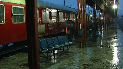Călători blocaţi în gara din Galaţi din cauza ploilor. Mai multe trenuri au avut întârzieri VIDEO