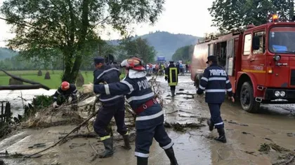 Peste 4.000 de pompieri rămân mobilizaţi pe teren, în perioada inundaţiilor