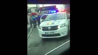 Scandal şi înjurături într-un autobuz. Poliţiştii au fost chemaţi prin 112 VIDEO