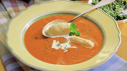Supă-cremă de roşii cu găluşte. Secretele unei reţete inedite