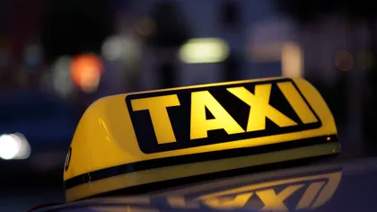 Un taximetrist din Craiova a predat poliţiştilor un portofel plin cu bani pierdut de un client