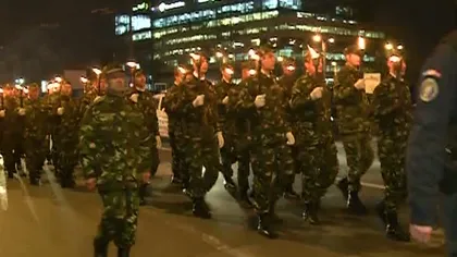 Ceremonie spectaculoasă de Ziua Armatei. Militarii s-au retras cu torţe VIDEO