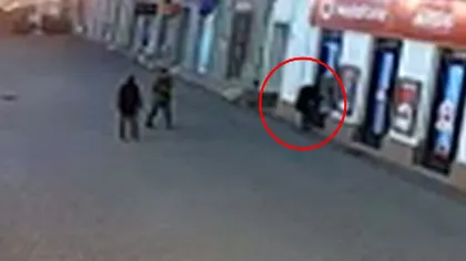 SCENE de TERIBILISM în Timişoara. Un tânăr băut sparge geamul unui magazin VIDEO
