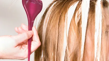 Cum să-ţi faci singură o vopsea de păr naturală care nu îţi arde părul