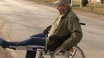 SITUAŢIE INCREDIBILĂ în Arad. Un bărbat în cărucior, batjocorit de autorităţi după un accident VIDEO