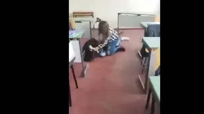 Elevă de clasa a VIII-a bătută cu bestialitate de colega de clasă. Imaginile au ajuns pe Internet VIDEO