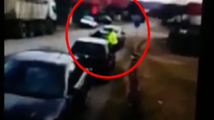 Bărbat aflat în căutarea unui loc de muncă, bătut în stradă de poliţişti VIDEO