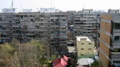 PAGUBE noi în Bucureşti din cauza vântului puternic de duminică: porţiuni din faţada unui bloc s-au desprins VIDEO