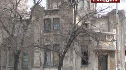 Monument istoric distrus de ţigani. Una dintre cela mai impunătoare case ridicate în Bucureşti, în paragină