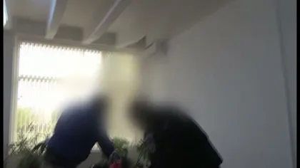 Un contrabandist din Galaţi a fost filmat în timp ce oferea mită poliţiştilor VIDEO