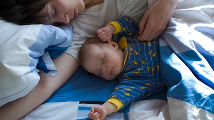Co-sleeping: Ideea inedită a unui cuplu pentru a dormi în pat cu cei 4 copii ai săi