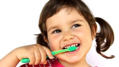 Copilul tău are dinţii strâmbi sau spaţii între dinţi? Dr. Oana Florea te învaţă ce să faci