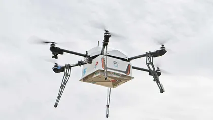 PREMIERĂ MONDIALĂ. O firmă livrează pizza cu ajutorul dronelor FOTO