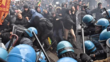 Proteste violente la Florenţa, împotriva premierului Italiei. Manifestanţii au aruncat cu sticle incendiare FOTO