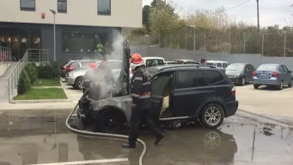 Maşină cuprinsă de flăcări în curtea spitalului