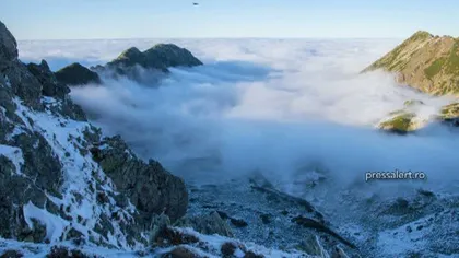 Imagini spectaculoase în Munţii Retezat. O mare de nori a fost surprinsă deasupra vârfurilor de munte
