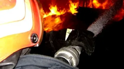 Incendiu într-un apartament din Buzău. Un adolescent a fost salvat în ultima clipă de pompieri