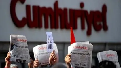 Nouă membri ai unui ziar de opoziţie din Turcia, în arest preventiv