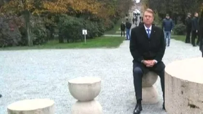 Klaus Iohannis: Dacă Brâncuşi nu ar fi vrut să se aşeze nimeni pe scaunele de la Masa Tăcerii, nu le-ar fi pus într-un parc