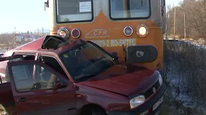 Accident GRAV în Suceava: Un autoturism, în care se aflau patru persoane, printre care şi doi copii, a fost lovit de tren