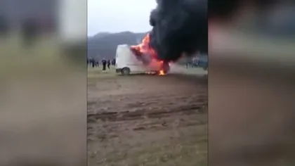 Maşină în flăcări, panică în târg VIDEO