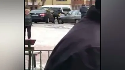 Scene uluitoare surprinse în plină stradă, în Suceava. O maşină a fost vandalizată de o şoferiţă nervoasă VIDEO