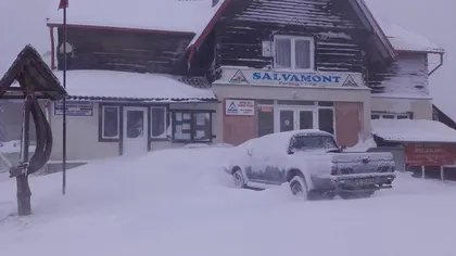 Zăpadă de 80 de centimetri în Parâng. 30 de copii şi turişti sunt evacuaţi din staţiune, pe jos FOTO şi VIDEO
