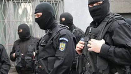 PERCHEZIŢII la interlopi: 16 persoane reţinute, 10 maşini de lux şi 50.000 de euro ridicaţi de poliţiştii din Ilfov